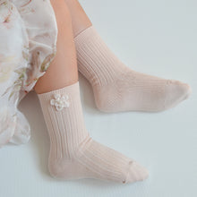 Load image into Gallery viewer, 674 Nude - Ribbed Short Socks  with Flower Condor