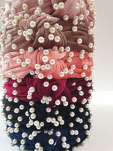 Load image into Gallery viewer, Velvet knot-band with pearls