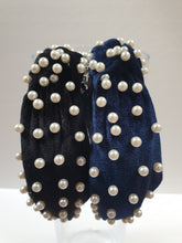 Load image into Gallery viewer, Velvet knot-band with pearls