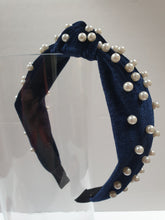 Load image into Gallery viewer, Velvet knot-band with pearls