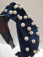 Load image into Gallery viewer, Velvet knot-band with pearls