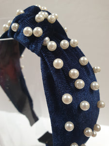 Velvet knot-band with pearls