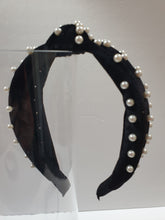 Load image into Gallery viewer, Velvet knot-band with pearls