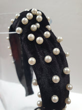 Load image into Gallery viewer, Velvet knot-band with pearls