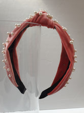 Load image into Gallery viewer, Velvet knot-band with pearls