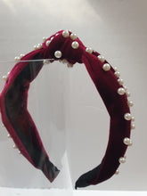 Load image into Gallery viewer, Velvet knot-band with pearls