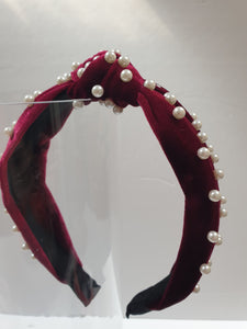 Velvet knot-band with pearls