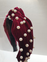 Load image into Gallery viewer, Velvet knot-band with pearls