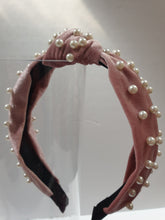 Load image into Gallery viewer, Velvet knot-band with pearls