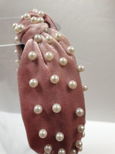 Load image into Gallery viewer, Velvet knot-band with pearls