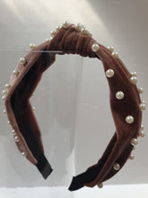 Load image into Gallery viewer, Velvet knot-band with pearls