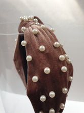 Load image into Gallery viewer, Velvet knot-band with pearls