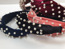 Load image into Gallery viewer, Velvet knot-band with pearls