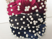 Load image into Gallery viewer, Velvet knot-band with pearls