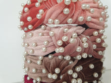 Load image into Gallery viewer, Velvet knot-band with pearls