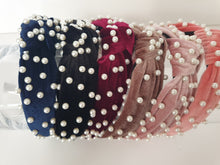 Load image into Gallery viewer, Velvet knot-band with pearls