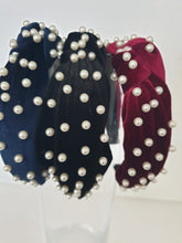 Load image into Gallery viewer, Velvet knot-band with pearls