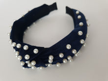 Load image into Gallery viewer, Velvet knot-band with pearls