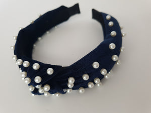 Velvet knot-band with pearls