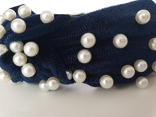 Load image into Gallery viewer, Velvet knot-band with pearls