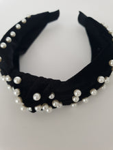 Load image into Gallery viewer, Velvet knot-band with pearls