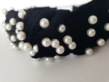 Load image into Gallery viewer, Velvet knot-band with pearls