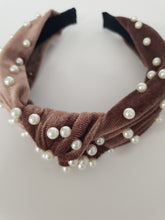 Load image into Gallery viewer, Velvet knot-band with pearls