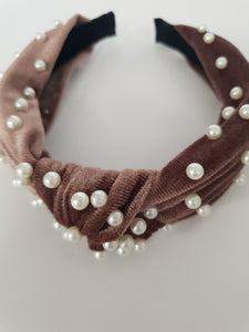 Velvet knot-band with pearls