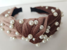 Load image into Gallery viewer, Velvet knot-band with pearls