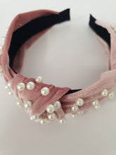 Load image into Gallery viewer, Velvet knot-band with pearls