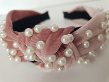 Load image into Gallery viewer, Velvet knot-band with pearls