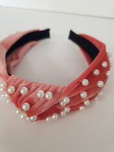 Load image into Gallery viewer, Velvet knot-band with pearls