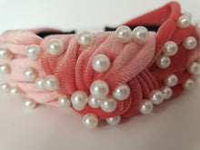 Load image into Gallery viewer, Velvet knot-band with pearls