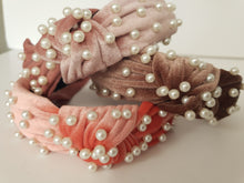 Load image into Gallery viewer, Velvet knot-band with pearls