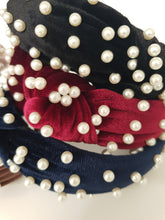 Load image into Gallery viewer, Velvet knot-band with pearls